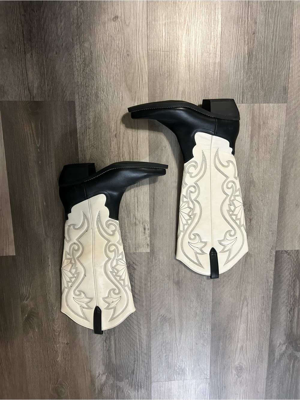 Universal Thread Black and Cream Western Heeled Boots